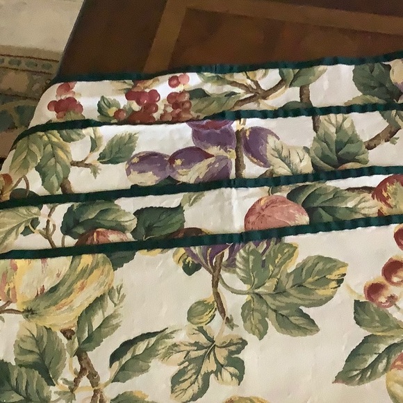 4 Beautiful Handmade Napkins - Picture 1 of 3